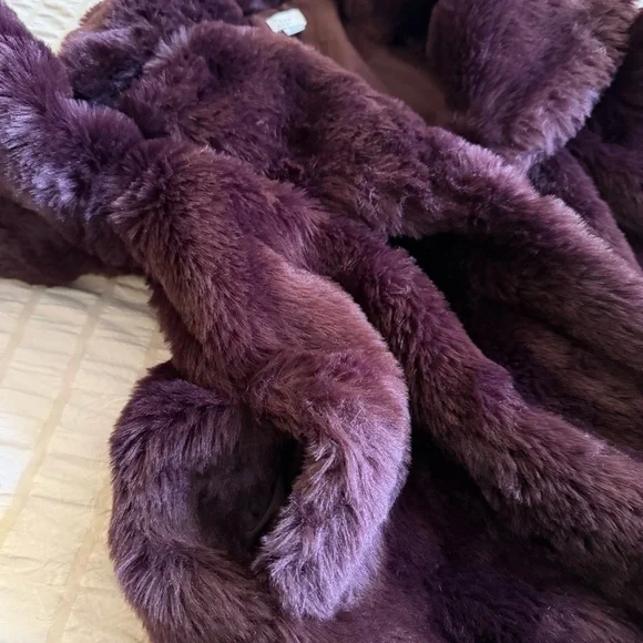 Plush Faux Fur Cropped Coat in Burgundy - Picture 3 of 4